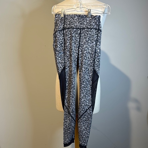 Lululemon Athletica Black and White Patterned Leggings 2 side pockets one back - Picture 1 of 6